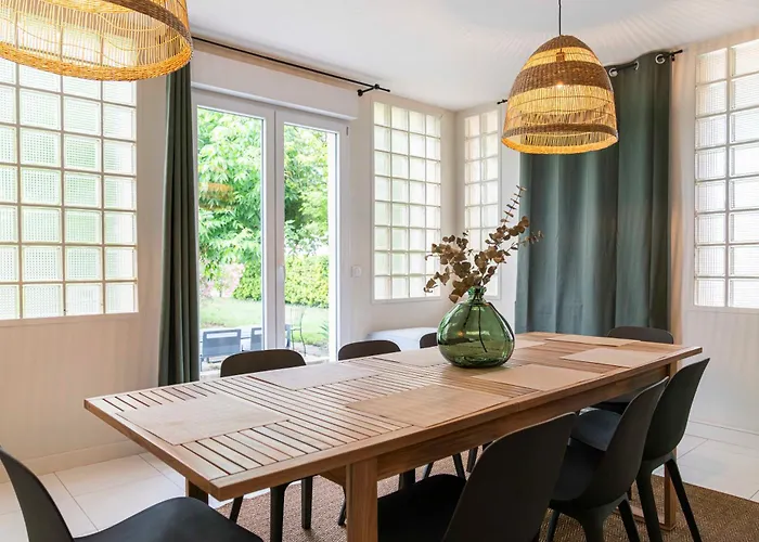 게스트하우스 Chateau Touzinat - 4*